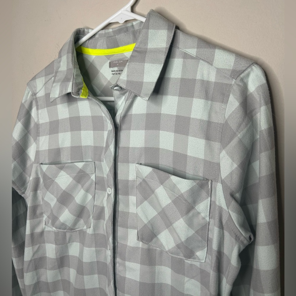 Pearl Izumi Women’s Rove Long Sleeve Flannel Button Up Ice Blue / Fog Plaid Sz M - Picture 3 of 15